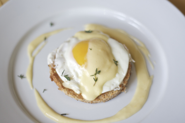 Eggs & hollandaise sauce on toast